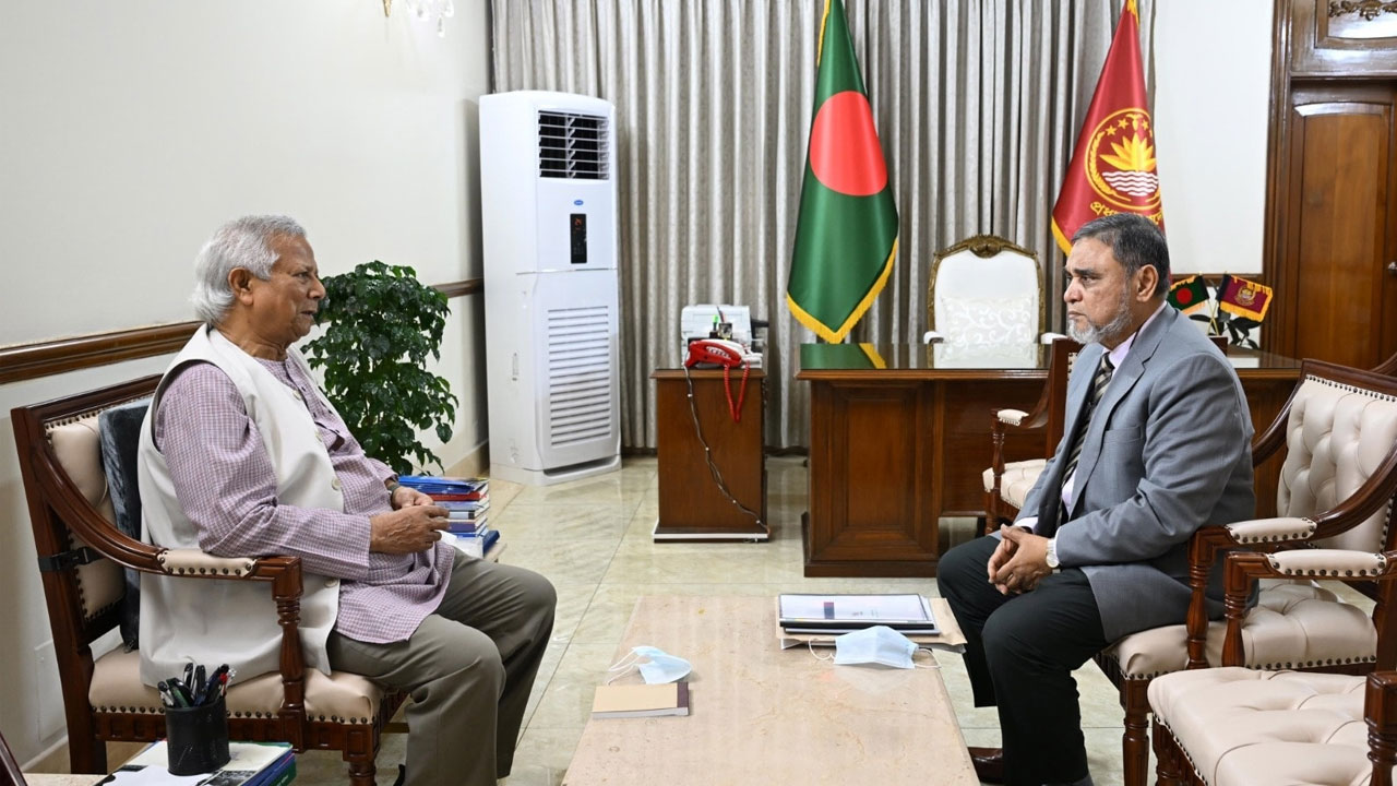 প্রধান উপদেষ্টার সঙ্গে সাক্ষাৎ করেছেন সিইসি